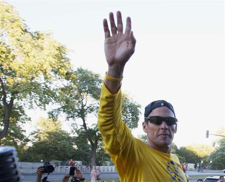 Lance Armstrong acena para multidão depois de corrida com fãs no parque Mount Royal, em Montreal, em agosto de 2012. O ex-ciclista vai quebrar o silêncio que cerca sua exclusão vitalícia do esporte e as acusações de doping, numa entrevista com Oprah Winfrey na semana que vem. 29/08/2012