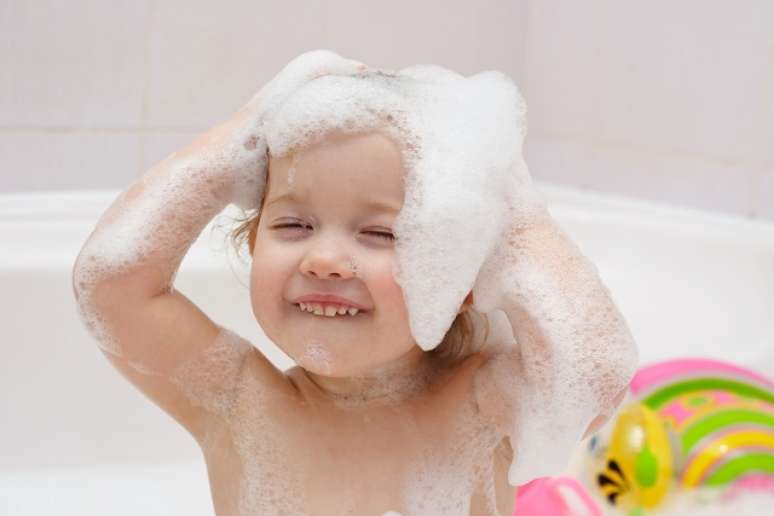 Crianças pequenas devem usar xampus e condicionadores infantis até aprenderem a proteger os olhos no banho 