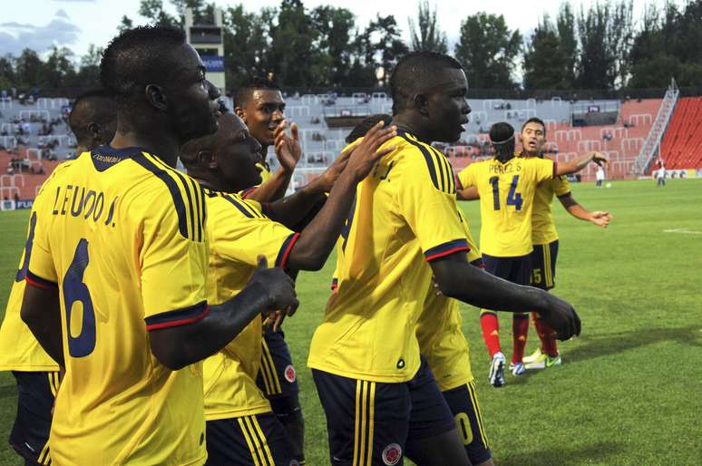 Colombianos venceram a primeira, graças ao gol de Córdoba (camisa 9) no primeiro tempo