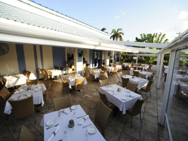 Localizado em Grand Cayman, o Agua Restaurant & Lounge reúne as culinárias italiana, vegana e peruana a frutos do mar frescos, como peixes e ostras