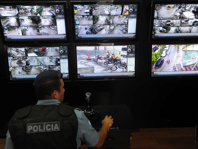 Tudo o que acontece na Rocinha é transmitido ao vivo para uma central de monitoramento da PM, instalada na rua 2 da comunidade