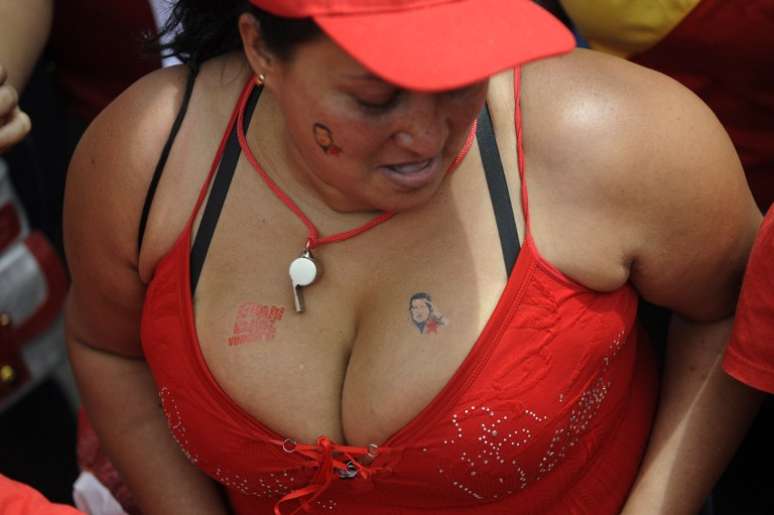 Demonstrando no peito o seu apoio à Chávez, venezuelana se juntou a milhares de chavistas em Caracas