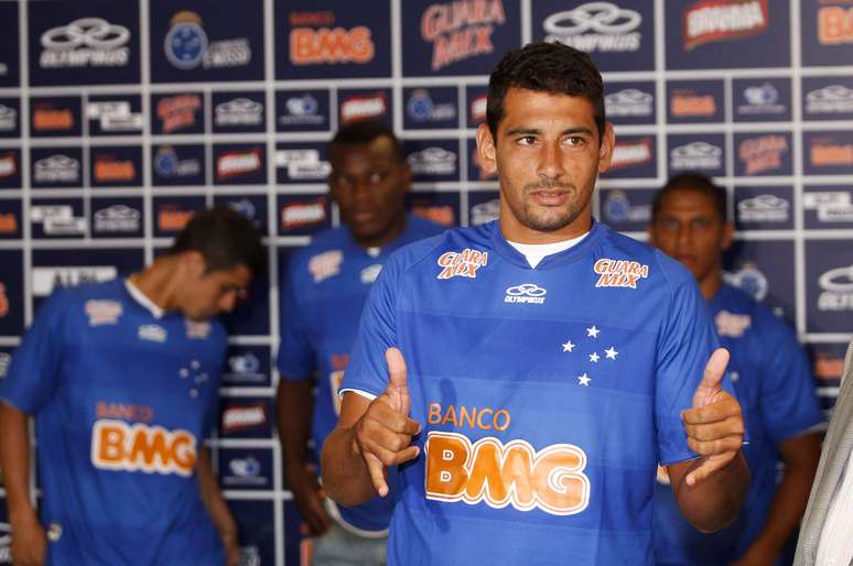 Diego Souza veste camisa do Cruzeiro pela primeira vez