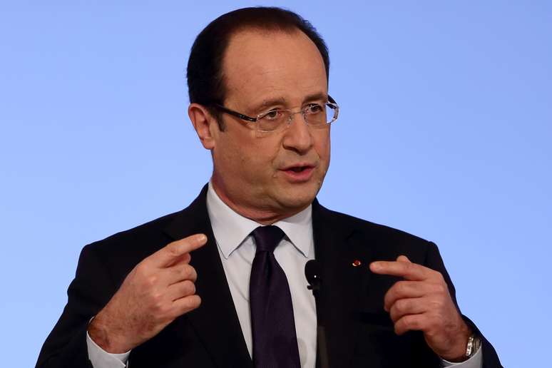 O presidente francês, François Hollande, concede entrevista no Palácio do Eliseu, em Paris, nesta 6ª