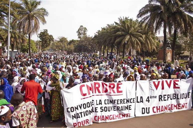 Mulheres protestam contra crise instalada no Mali após ofensiva de rebeldes islâmicos. Governo francês vai apoiar pedido de assistência militar do país. 10/01/2013