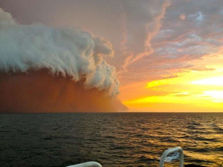 A tempestade de poeira avança sobre a costa de Onslow na quarta-feira