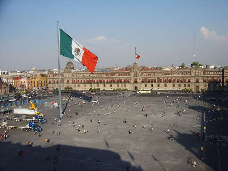 Localizada no coração da Cidade do México, a atual Praça da Constituição foi construída pelos conquistadores espanhóis em 1524 sobre os escombros do Templo Maior, principal centro cerimonial da antiga cidade asteca de Tenochtitlán