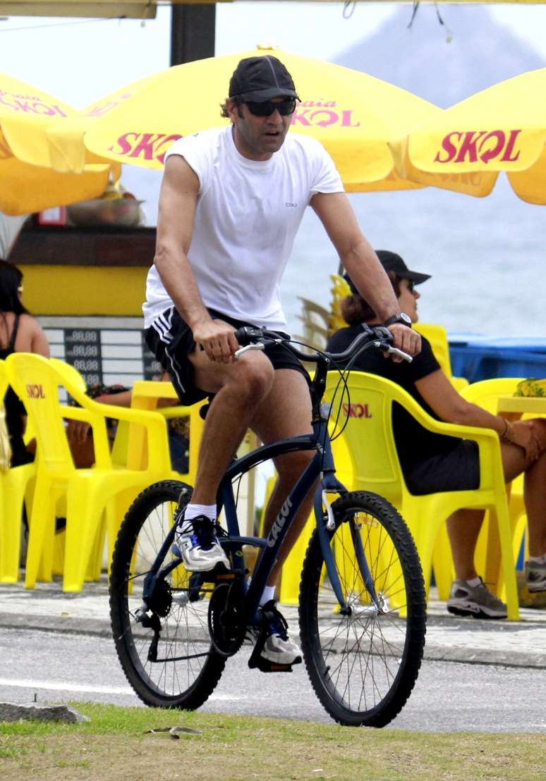 Domingos Montagner pedalou na orla da Barra da Tijuca, no Rio de Janeiro, neste sábado (12)