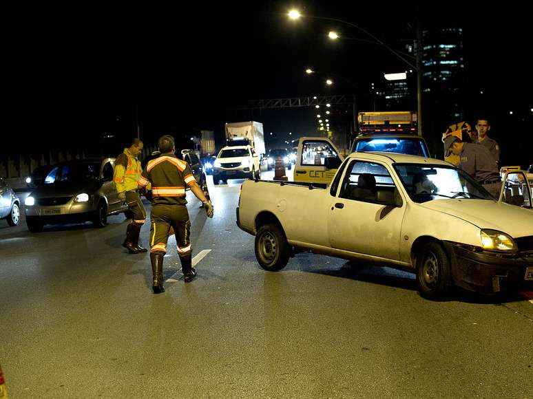 Por conta do acidente, o trânsito ficou lento no local