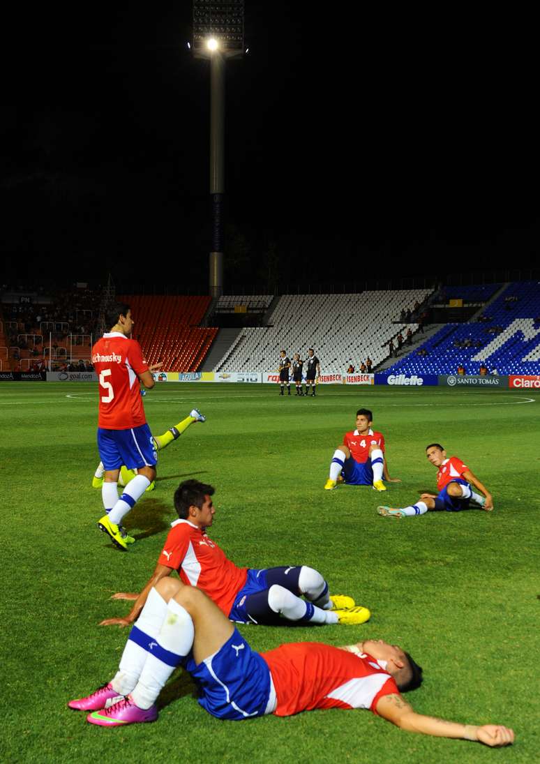 Chilenos descansam durante queda de energia