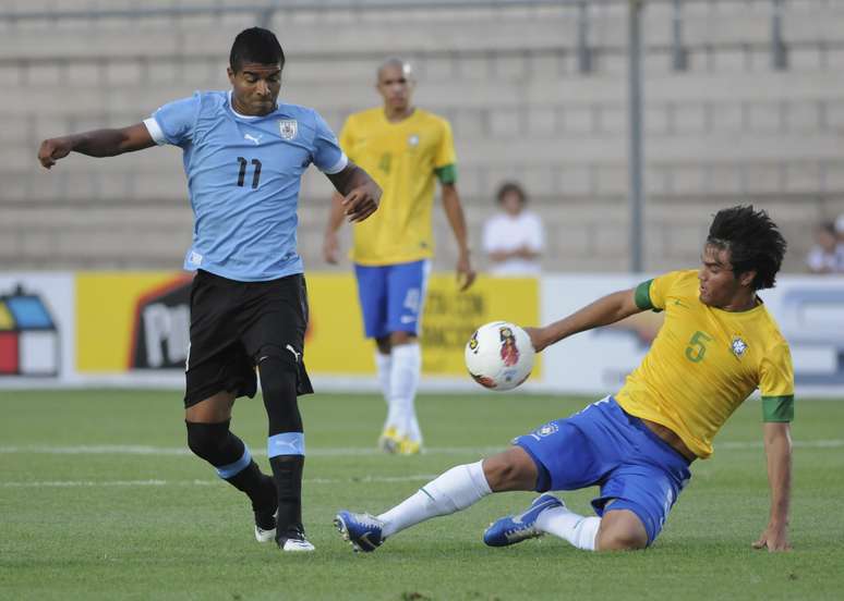 Misael tenta carrinho contra uruguaio Aguirre, em jogo da segunda rodada do Sul-Americano