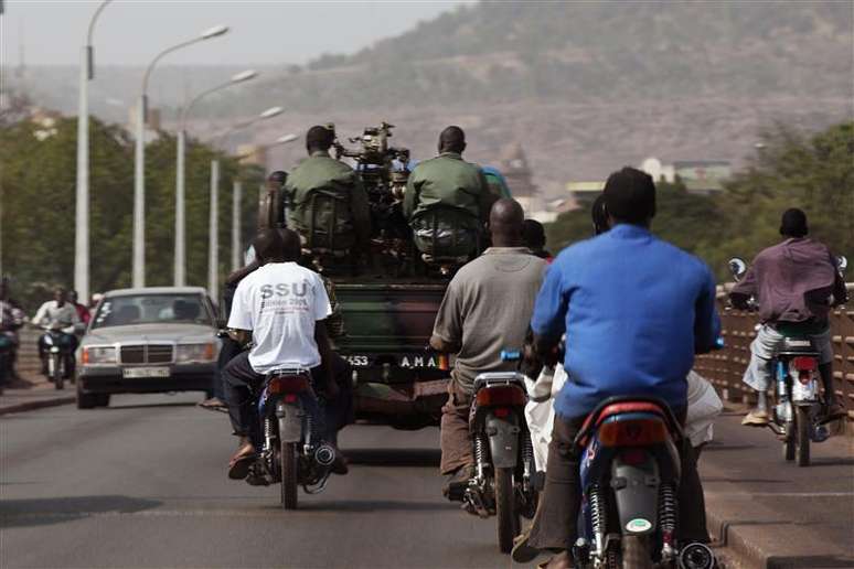 Soldados malineses dirigem nas ruas da capital Bamaco. Caças franceses bombardearam rebeldes islamistas no Mali pelo terceiro dia neste domingo, enquanto Paris enviava mais soldados para a capital Bamaco, aguardando a chegada de uma força da África Ocidental para desalojar do norte do país os insurgentes ligados à Al Qaeda. 12/01/2013