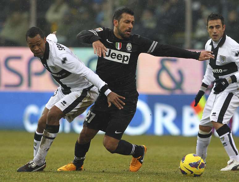 Quagliarella procura espaços diante da marcação do Parma durante empate por 1 a 1