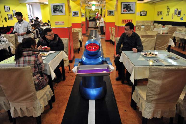 Robô serve os clientes do restaurante na China