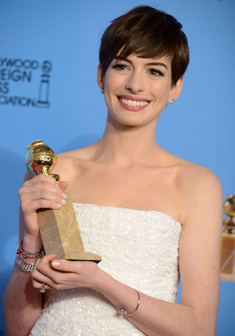 Anne Hathaway levou o Globo de Ouro de Melhor Atriz Coadjuvante por 'Os Miseráveis'