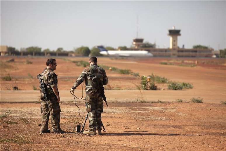 Soldados franceses testam equipamentos na base aérea maliana em Bamako, Mali. 14/01/2013