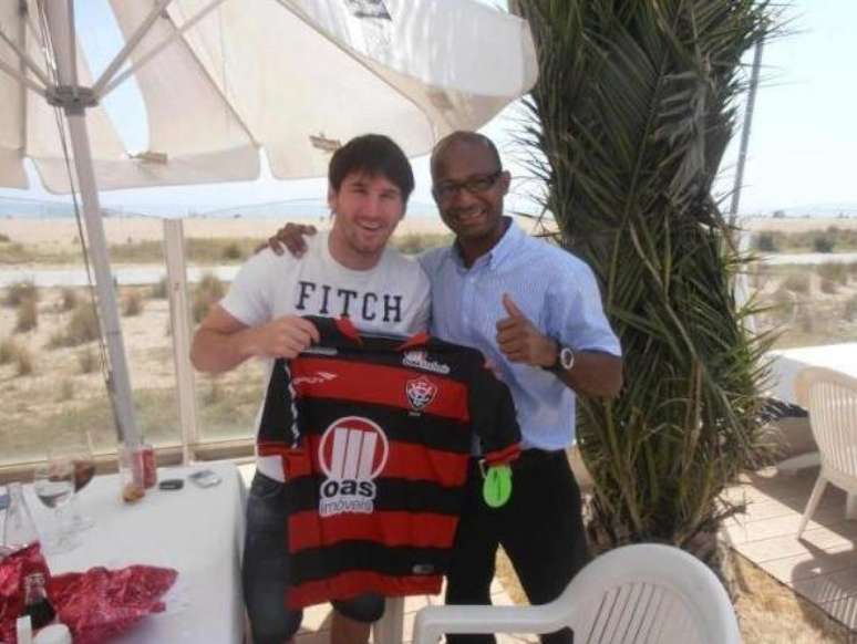 Messi posou para foto com presente que ganhou de torcedor rubro-negro