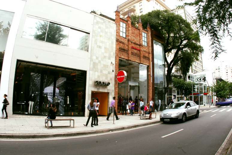 A rua Oscar Freire, em São Paulo, é uma das mais luxuosas do mundo, e reúne lojas das mais sofisticadas grifes estrangeiras e brasileiras