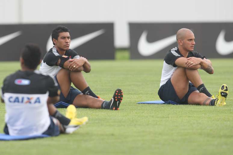 Paulinho (centro) é um dos jogadores mais importante do elenco atual do Corinthians