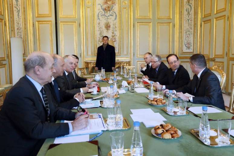 O presidente francês, François Hollande, se reuniu nesta segunda-feira com um conselho de defesa no Palácio do Eliseu, em Paris