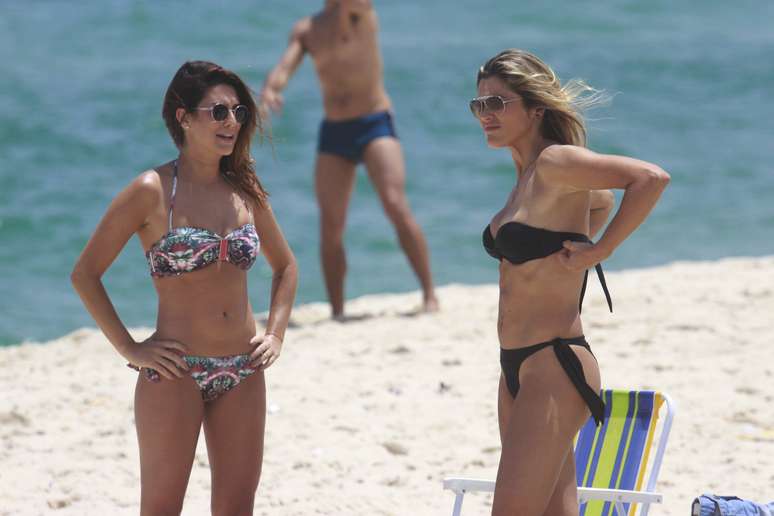 As atrizes gravaram na praia do Recreio dos Bandeirantes, zona oeste do Rio de Janeiro