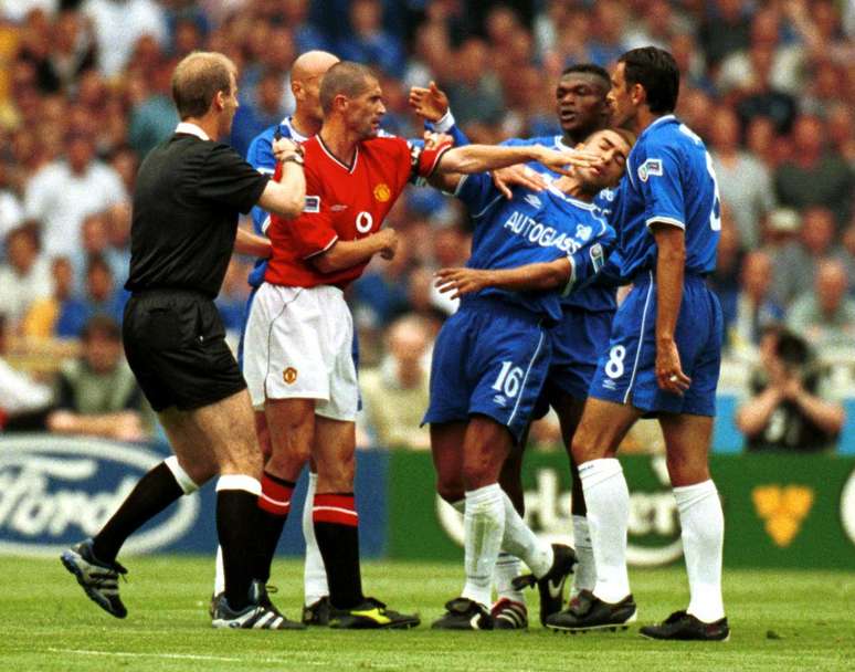 <b>3. Roy Keane (futebol)</b><br>O ex-capit&atilde;o do Manchester United, aposentado em 2006, ostenta o recorde de 13 cart&otilde;es vermelhos no Campeonato Ingl&ecirc;s. Todos n&oacute;s sabemos que levar 13 cart&otilde;es vermelhos jogando pelo Manchester United equivale a levar cerca de 30 jogando por outro clube, diz o site.