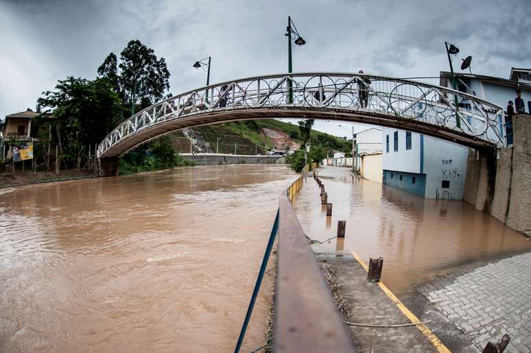 O rio Paraitinga, que na última sexta-feira transbordou e inundou parte da cidade de São Luiz do Paraitinga (SP), começou a baixar