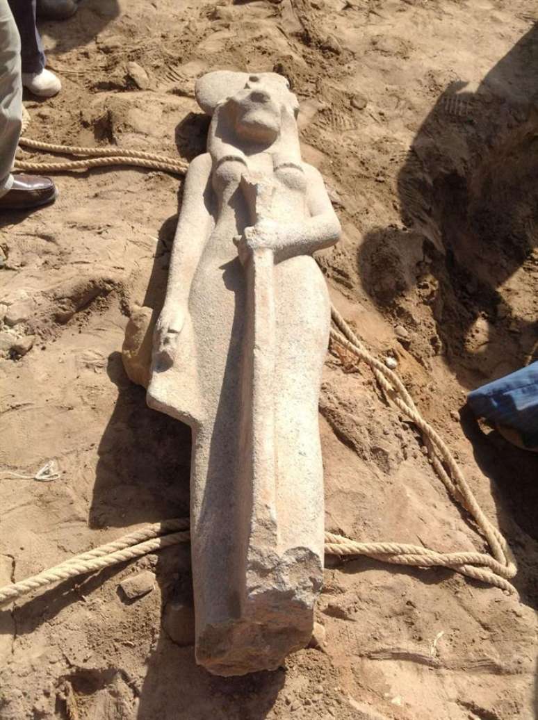 Estátua de granito da deusa Sejmet com 1,80 m de altura foi achada em escavações no templo da deusa Mut