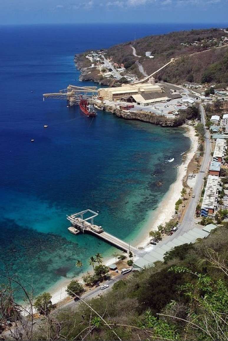 <strong>Christmas Island, Austrália -</strong> Mais próximo da Indonésia do que da Austrália, que se encontra &nbsp;a 2600 km, o território australiano de Christmas Island é um a ilha de origem vulcânico de 135 quilômetros quadrados com clima tropical e muita natureza. Os 80 quilômetros de litoral são quase todos cobertos por falésias, com exceção de pequenas praias protegidas por barreiras de coral. Apenas dois voos semanais conectam a cidade de Perth, no litoral australiano, a Christmas Island