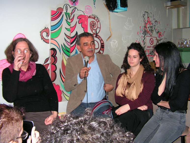O bar CorD'uroy ficou lotado para receber Jamal Zahalka (com o microfone) e Yael Lerer (à esq. dele)