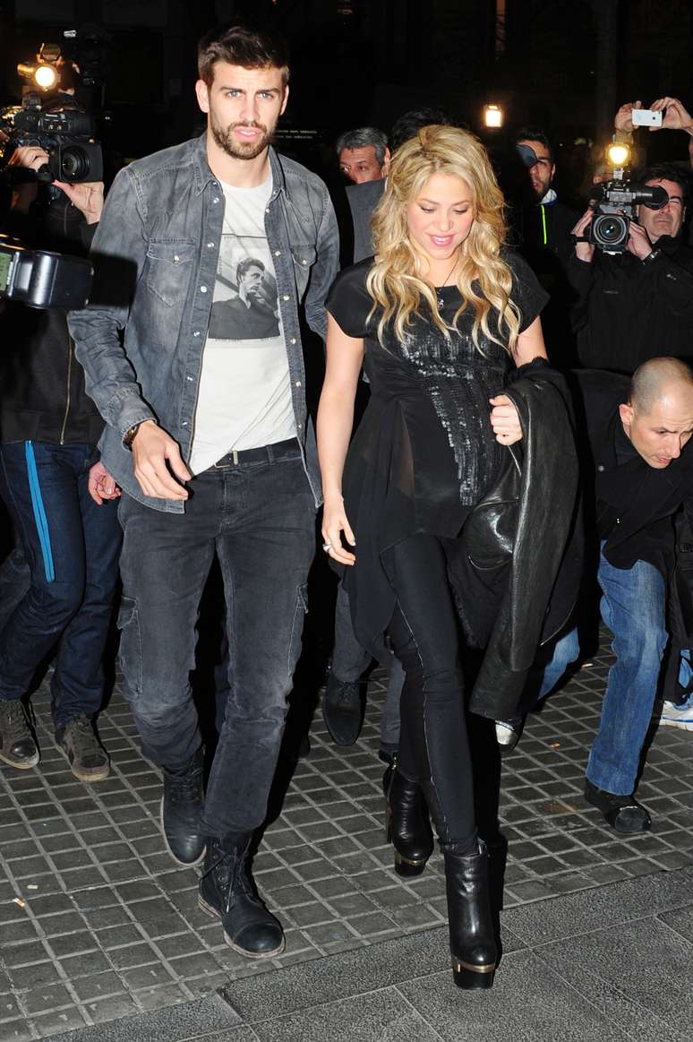 Acompanhada de Gerard Piqué, Shakira foi ao lançamento do livro de seu pai