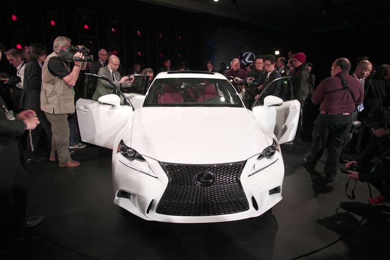 Lexus mostrou a nova geração do sedã médio IS em Detroit