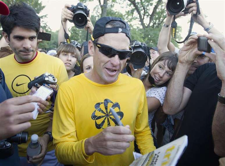 Ex-ciclista Lance Armstrong assina autógrafos depois de participar de uma corrida com fãs no parque Mount Royal em Montreal, no Canadá, em agosto de 2012. Armstrong confessou ter usado substâncias ilegais para melhorar a performance durante entrevista com a apresentadora Oprah Winfrey. 29/08/2012