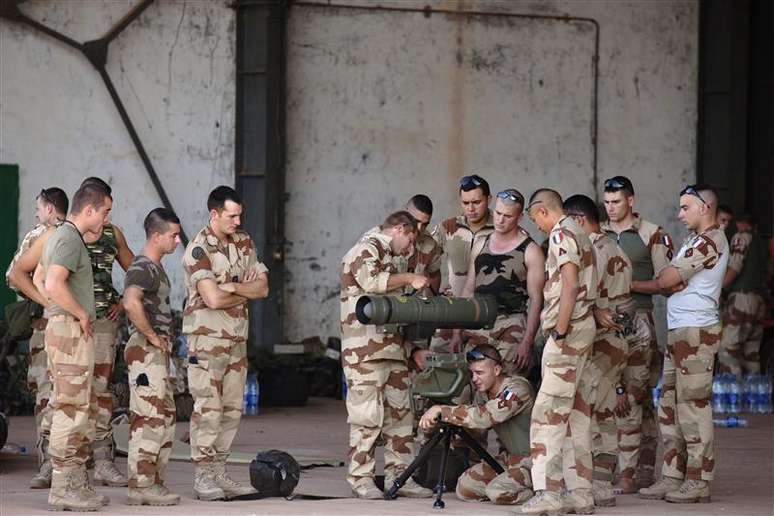 Soldados franceses participaram de treinamento em base aérea de Bamako, Mali