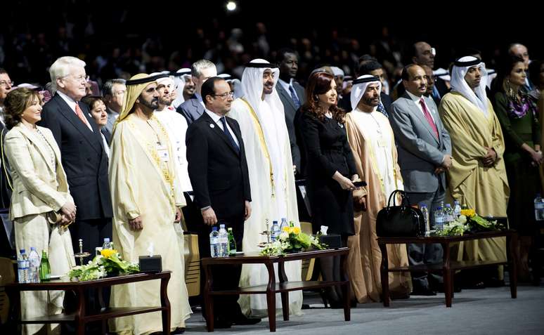 Hollande participou da cerimônia de abertura da Cúpula Mundial de Energia do Futuro em Abu Dhabi