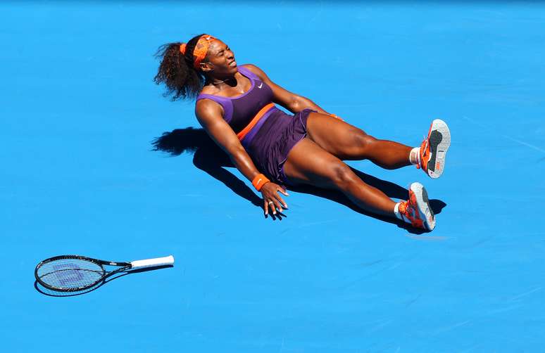 Serena Williams sofreu entorse no tornozelo direito, mas falou em continuar no Aberto da Austrália