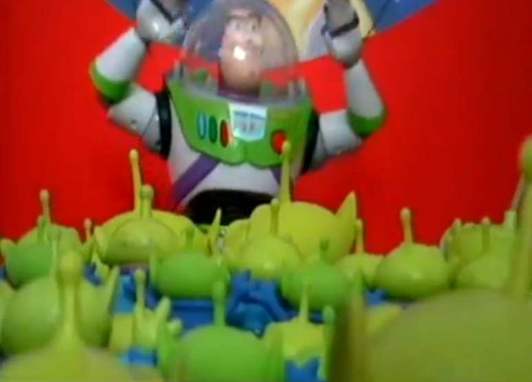 Dois fãs de Toy Story refilmaram a animação da Pixar usando brinquedos e pessoas reais. Jesse Perrotta, 19, e Jonason Pauley, 21, começaram o trabalho do longa em live-action em junho de 2010 e terminaram a obra dois anos e meio depois