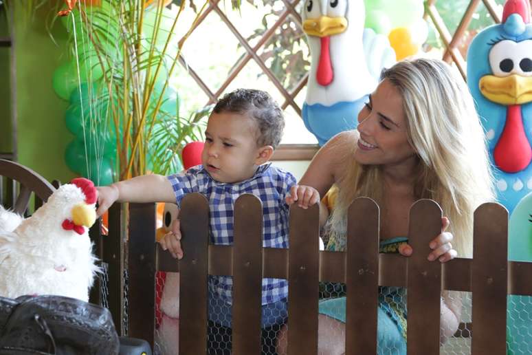 José Marcus, filho da cantora Wanessa Camargo com o empresário Marcus Buaiz, comemorou seu primeiro aniversário e ganhou festa na Fazenda "É o Amor", em Goiânia. Com o tema "Fazendinha do José Marcus" e com imagens de animais e da "Galinha Pintadinha", a comemoração foi prestigiada pelos pais, amigos e familiares do menino