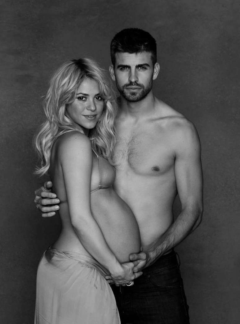 Shakira e Piqué posaram juntos para convidar os fãs para o chá de bebê