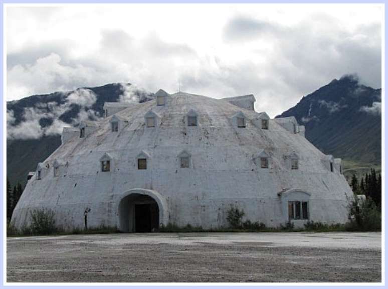 O Igloo City foi idealizado nos anos 1970 para homenagear o povo Inuit e obter lucros como um hotel. Mas o plano do iglu de quatro andares nunca se concretizou e o projeto foi abandonado