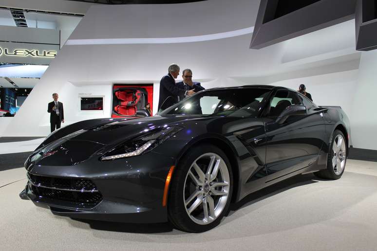 Chevrolet Corvette&nbsp;<span style="line-height: 14px; font-family: Arial, Helvetica, sans-serif; color: rgb(93,88,80)">Stingray é um dos "potentes" lançados no salão de Detroit</span>