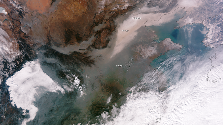 As áreas brancas representam as nuvens, enquanto a fumaça aparece em tom acinzentado cobrindo o território