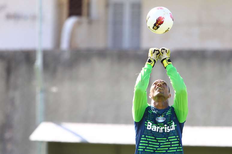 Dida ainda sente dores no joelho direito e não deve participar de jogo-treino do Grêmio