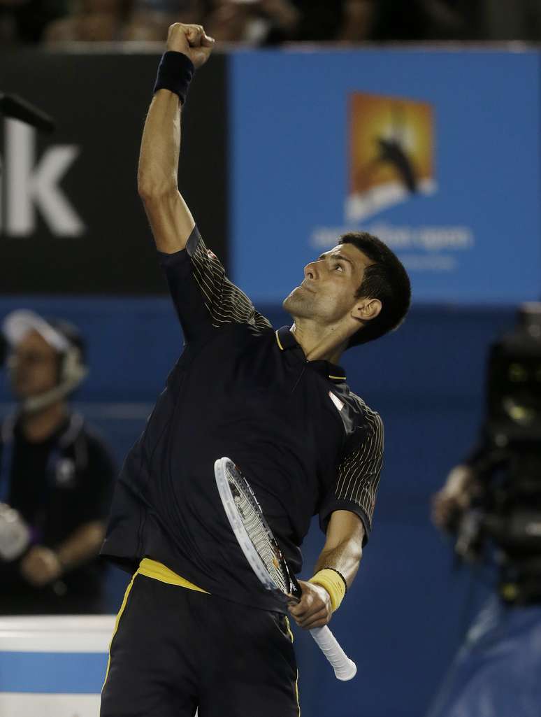 Djokovic vibra após dominar Harrison em Melbourne