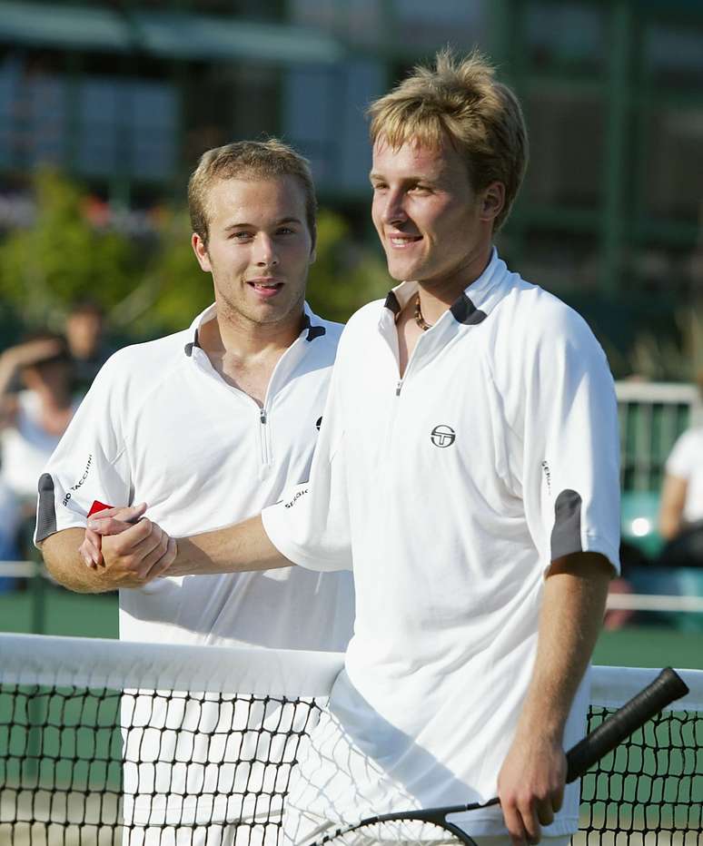 Belga Christophe Rochus (à dir.) cumprimenta o irmão, Olivier, após derrota em Wimbledon 2002
