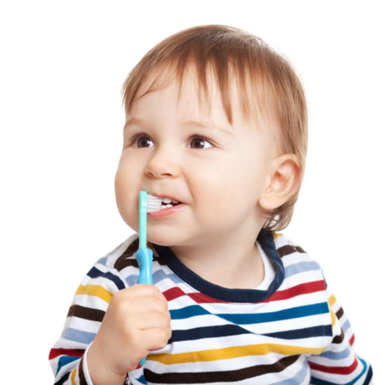 Quanto antes houver o contato com a higiene oral, melhor será para a criança adquirir o hábito da escovação. Isso pode ser feito antes mesmo dos primeiros dentinhos nascerem.&nbsp;
