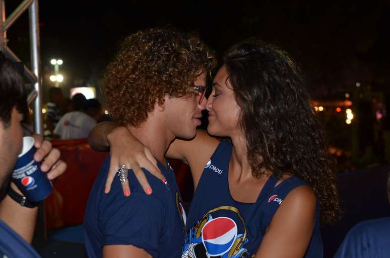 Débora Nascimento e José Loreto marcaram presença a primeira noite do Festival de Verão de Salvador