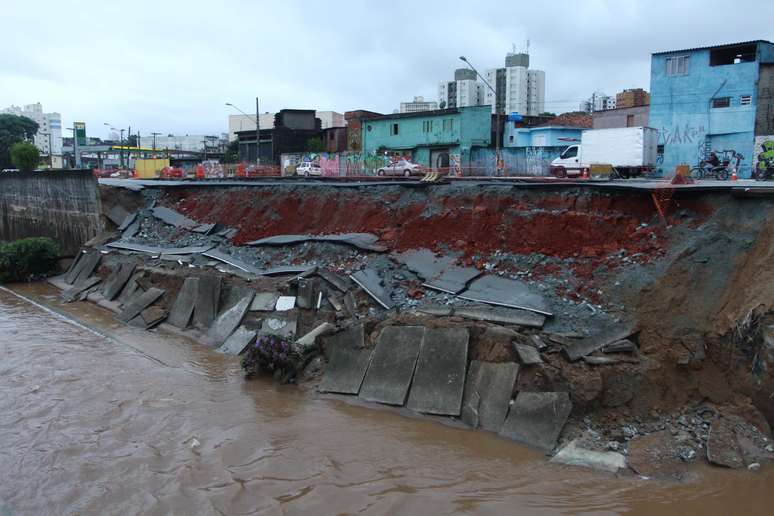 Um solapamento provocou o desmoronamento em uma avenida na divisa entre São Paulo e São Caetano do Sul