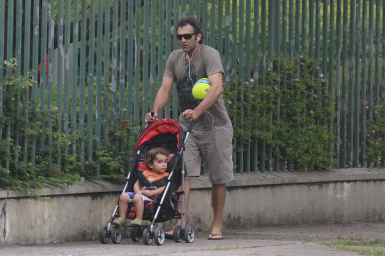 O ator Domingos Montagner aproveitou a tarde desta quinta-feira (17) para curtir o filho ca&ccedil;ula, Dante, na Barra da Tijuca, zona oeste do Rio de Janeiro
