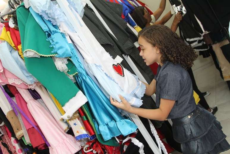 Os atores mirins de 'Lado a Lado', trama das 18h da Globo, estiveram em uma loja de fantasias da Barra da Tijuca, nesta quinta-feira (17), para escolher fantasias para a festa que vai comemorar o 100º capítulo da novela